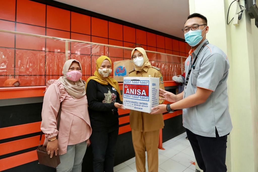 Bupati Banyuwangi Ipuk Fiestiandani meninjau penerapan progam ongkir gratis untuk pelaku usaha mikro-kecil