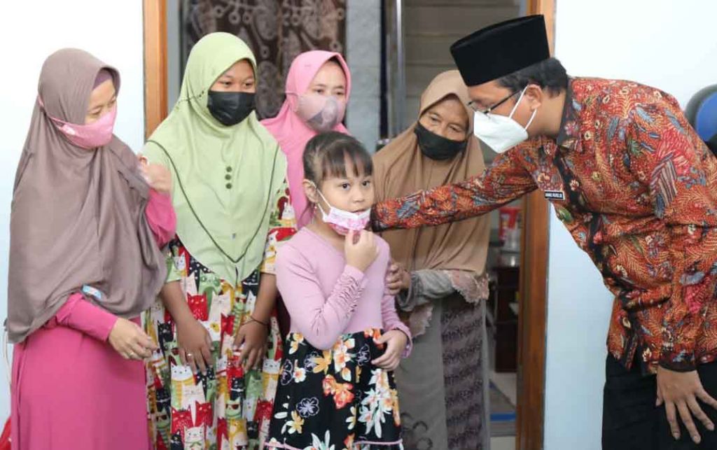 Bupati Sidoarjo takziah ke salah satu keluarga awak kapal selam Nanggala 402