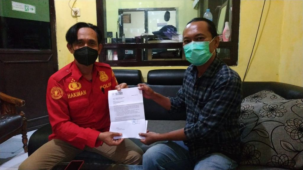 Ketua IKA Stikosa-AWS, M. Zurqoni saat menyerahkan surat kepada perwakilan Polres Pelabuhan Tanjung Perak, Surabaya