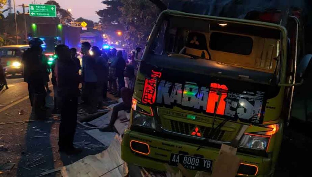 Bus Sugeng Rahayu Tabrak Truk hingga Ringsek di Ngawi, 3 Orang Terluka