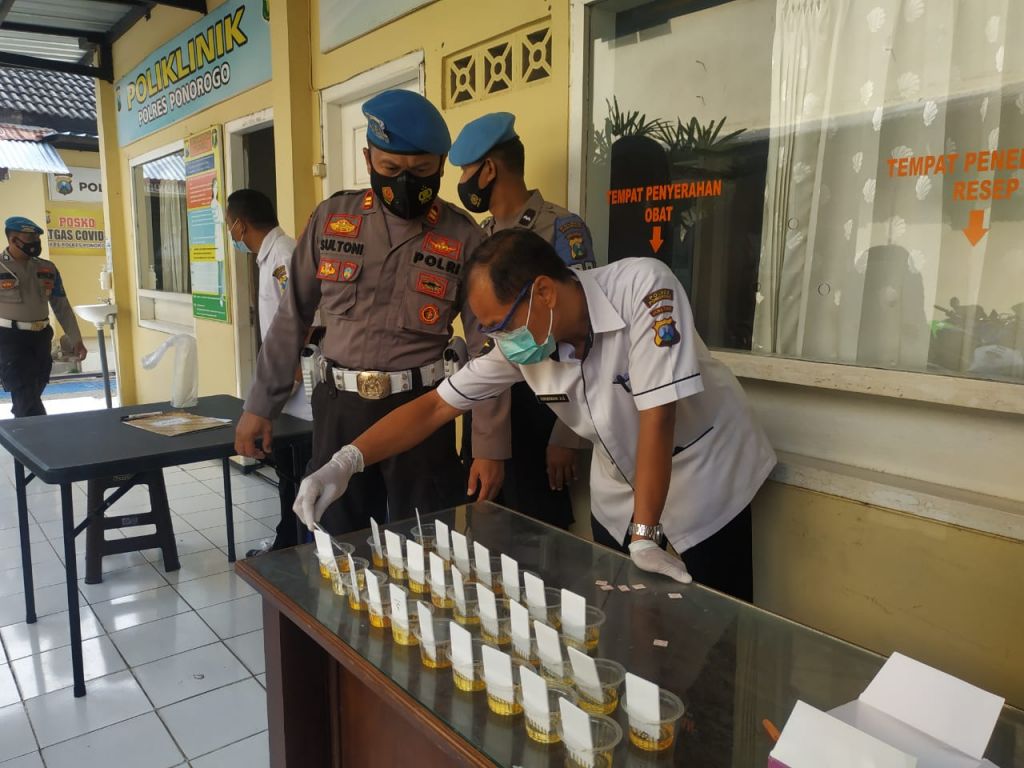 Tes urine anggota Polres Ponorogo