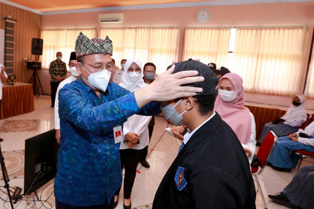 Sekretaris Kementerian PPPA, Pribudiarta Nur Sitepu bersama Bupati Banyuwangi Ipuk Fiestiandani mengukuhkan Duta Cegah Perkawinan Anak