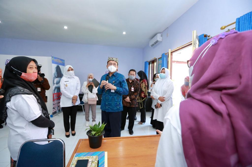 Bupati Banyuwangi Ipuk Fiestiandani mendampingi Sekretaris Kementerian PPPA Pribudiarta Nur Sitepu saat meninjau lokasi Ruang Rindu