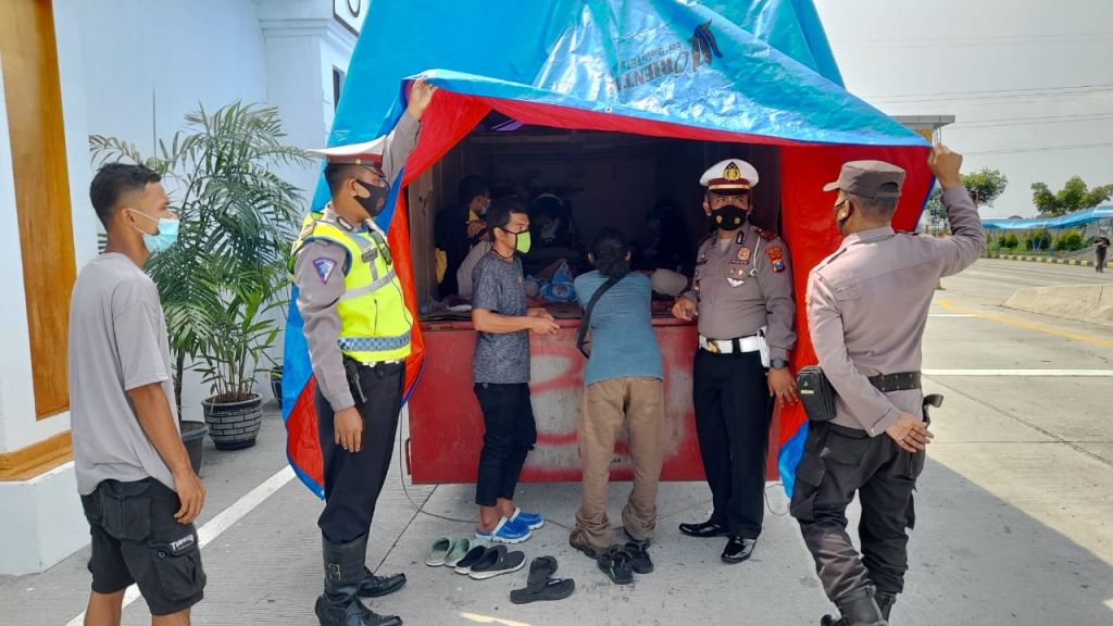 Truk Berpenumpang 10 Pemudik Tujuan Ponorogo Tepergok Polisi di Exit Tol Ngawi