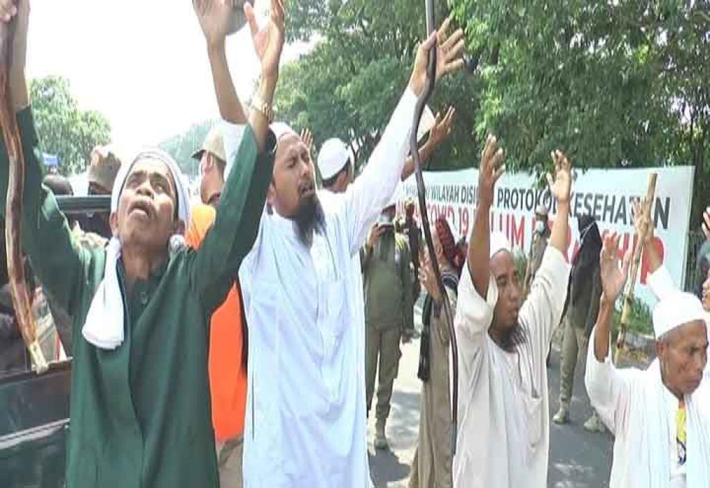 Rombongan Orang Berjubah Tak Bermasker Datang ke Penyekatan Suramadu dan Berdoa