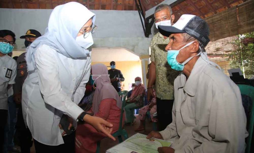 Pemkab Camping Pelayanan hingga Malam Layani Warga di Perkebunan Banyuwangi