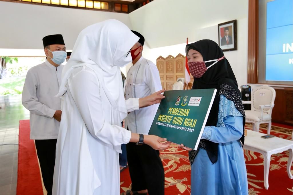 Bupati Ipuk Fiestiandani memberikan insentif secara simbolis kepada perwakilan guru ngaji di Pendopo Sabha Swagata, Banyuwangi