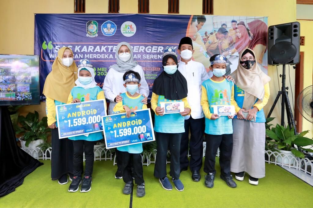 Bupati Ipuk Fiestiandani luncurkan Gerakan Sekolah Asuh Sebaya dari SDN 1 Lateng, Kecamatan Banyuwangi