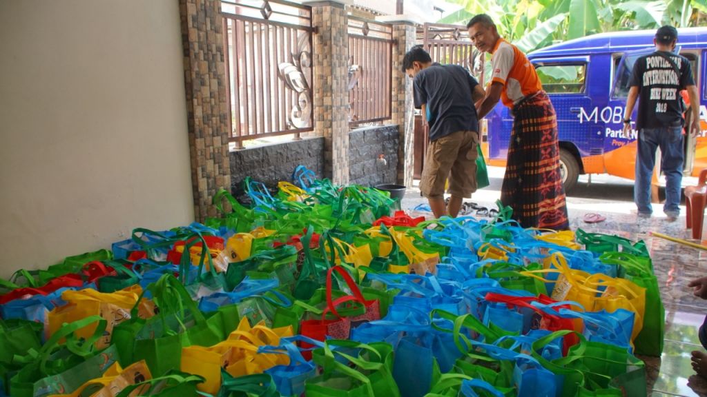 Paket sembako dari Ipong Muchlissoni siap dibagikan untuk warga Ponorogo