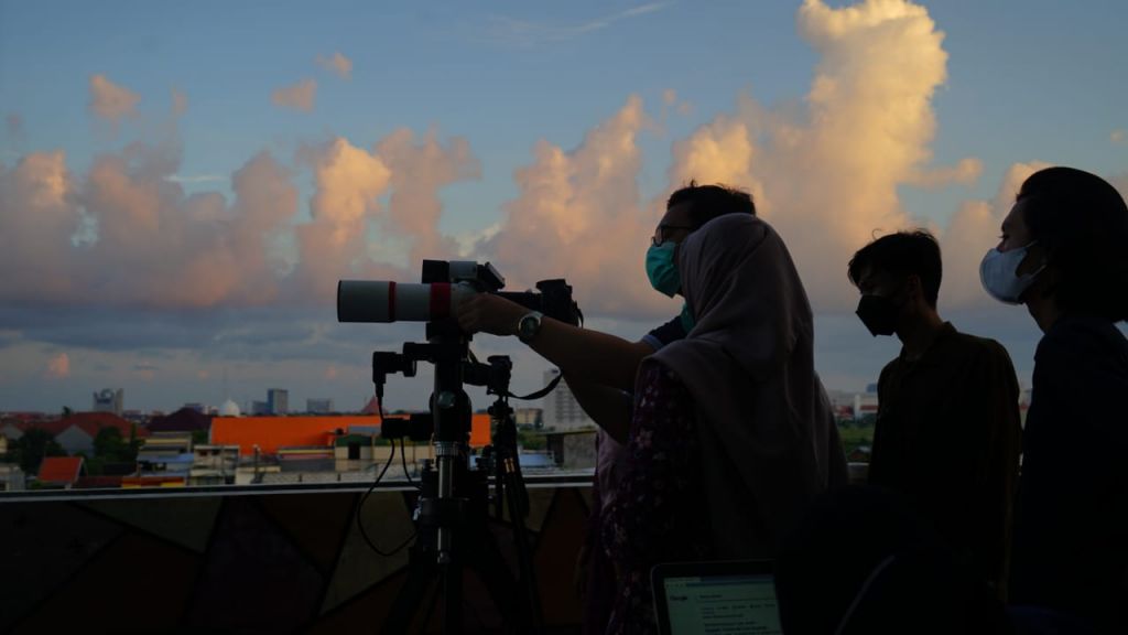Pemantauan gerhana bulan total di Kampus UMSurabaya