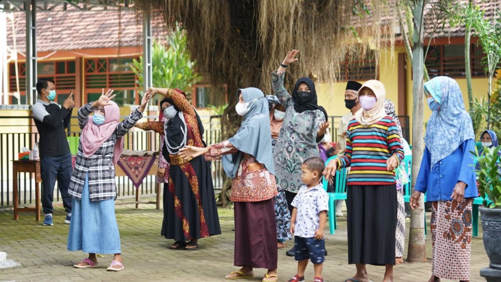 Senam Bareng Lansia, Bupati Ipuk Kampanyekan Vaksinasi Covid-19 di Banyuwangi