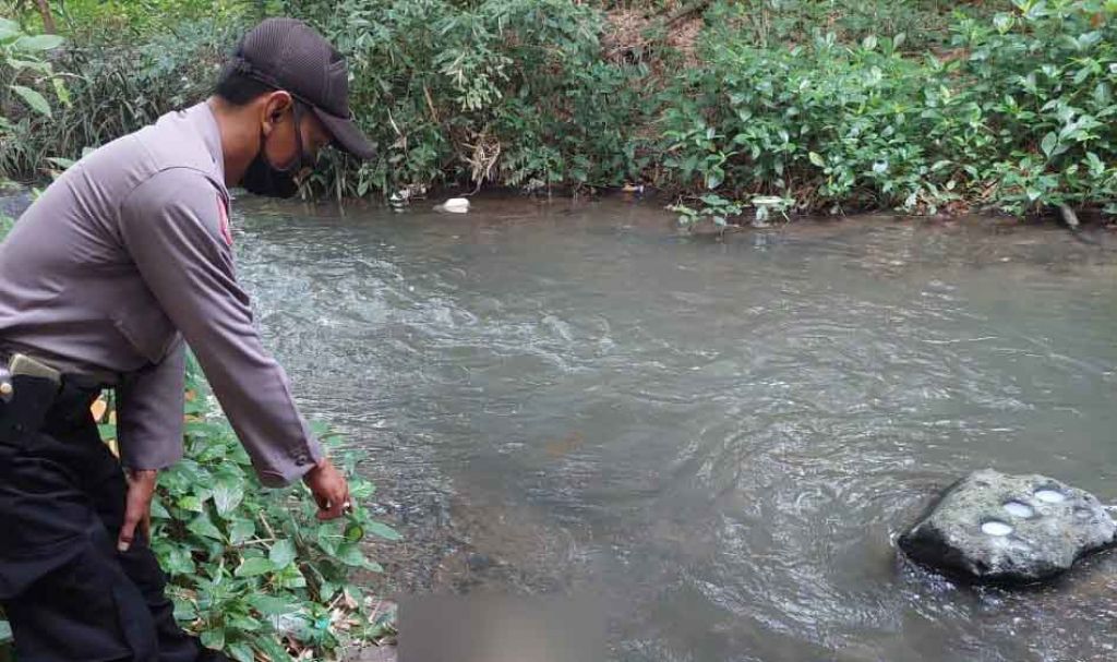 Mayat bayi perempuan yang ditemukan di sungai