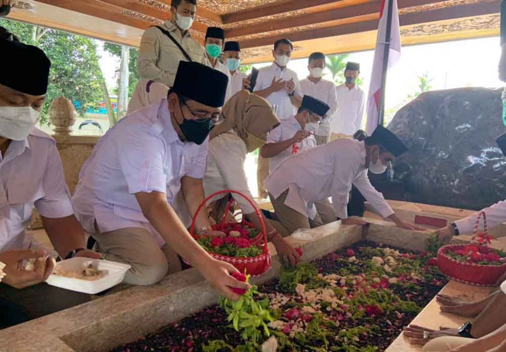 Sekjen Partai Gerindra Ahmad Muzani dan rombongan saat berziarah ke Makam Bung Karno di Kota Blitar

