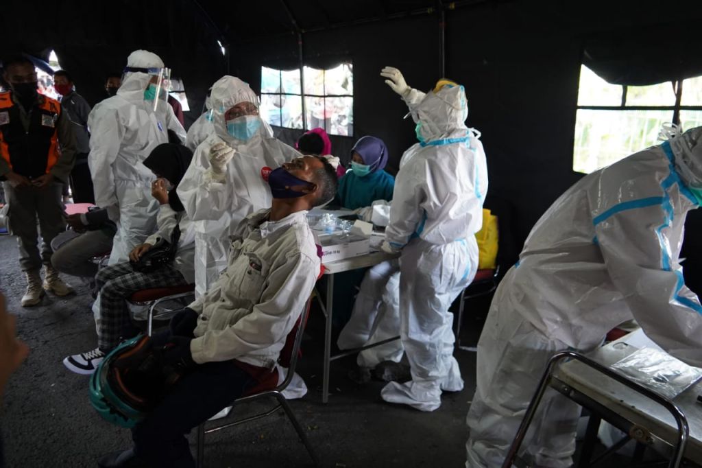 Pelaksanaan swab antigen di Jembatan Suramadu/ foto istimewa