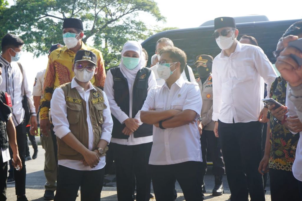 Menkes Budi Gunadi Sadikin saat memantau pemeriksaan di pos penyekatan Jembatan Suramadu, Selasa (8/6/2021)