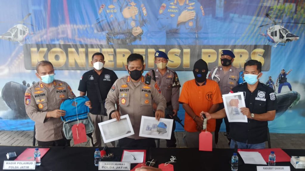 Tersangka dan barang bukti benur selundupan dibeber di Kantor Ditpolairud Polda Jatim di Surabaya