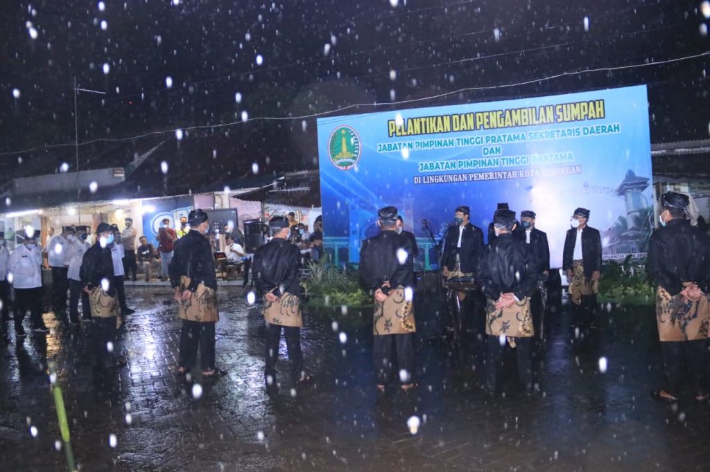 Prosesi pelantikan pejabat Pemkot Pasuruan digelar di bawah guyuran hujan