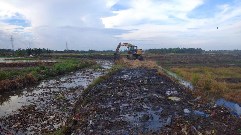 Proses pengerukan sungai di Pasuruan