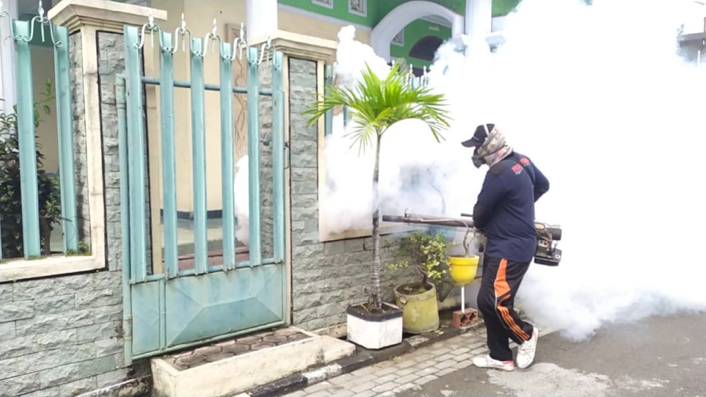Petugas melakukan fogging untuk memberantas sarang nyamuk penyebab chikungunya