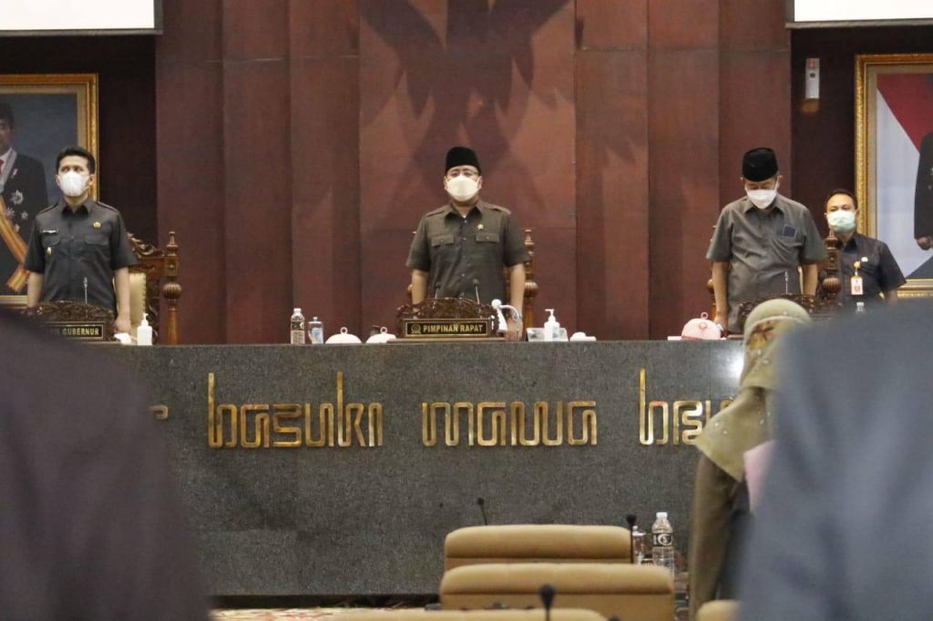 Wakil Ketua DPRD Jatim, Anwar Sadad mengajak seluruh peserta rapat paripurna mengheningkan cipta mendoakan arwah Bung Karno