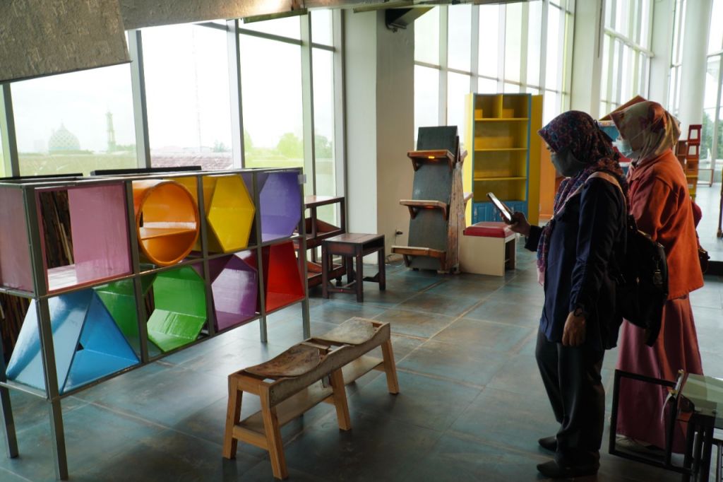 Mahasiswa UK Petra Surabaya Olah Limbah Padat Jadi Produk Interior