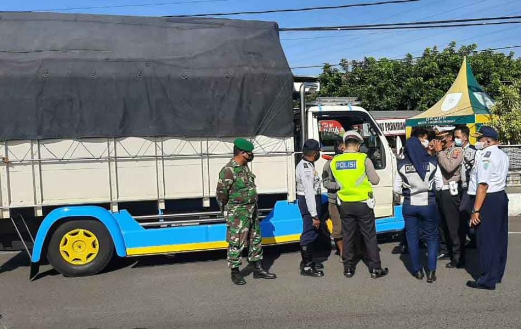 Dilarang Masuk ke Kota Probolinggo, Petugas Gabungan Tindak Belasan Truk Bandel