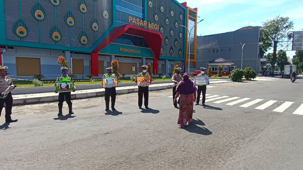 Satlantas Polres Ponorogo melakukan sosialisasi penutupan jalan
