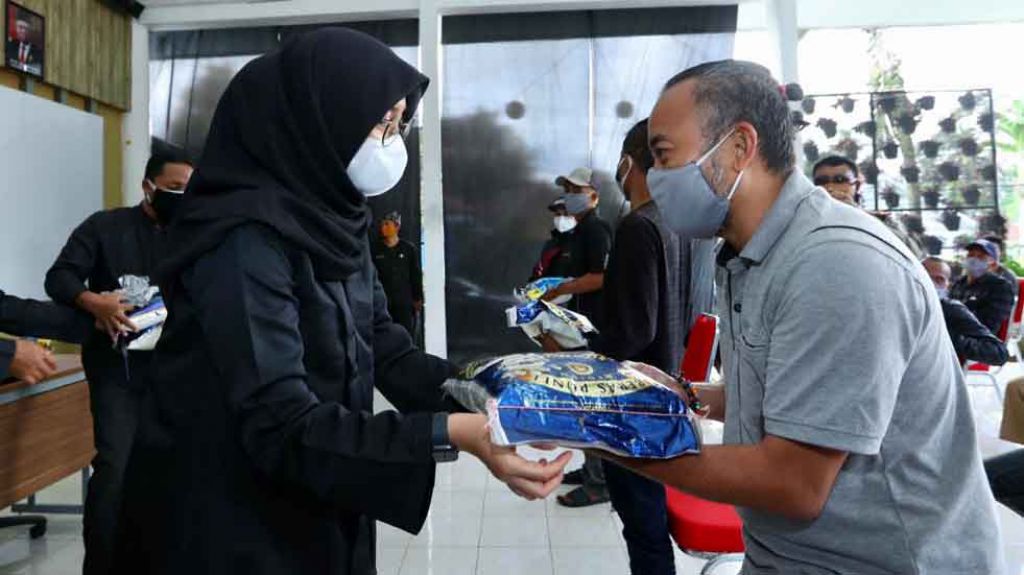 Pemberian bantuan bagi pelaku wisata oleh Bupati Ipuk