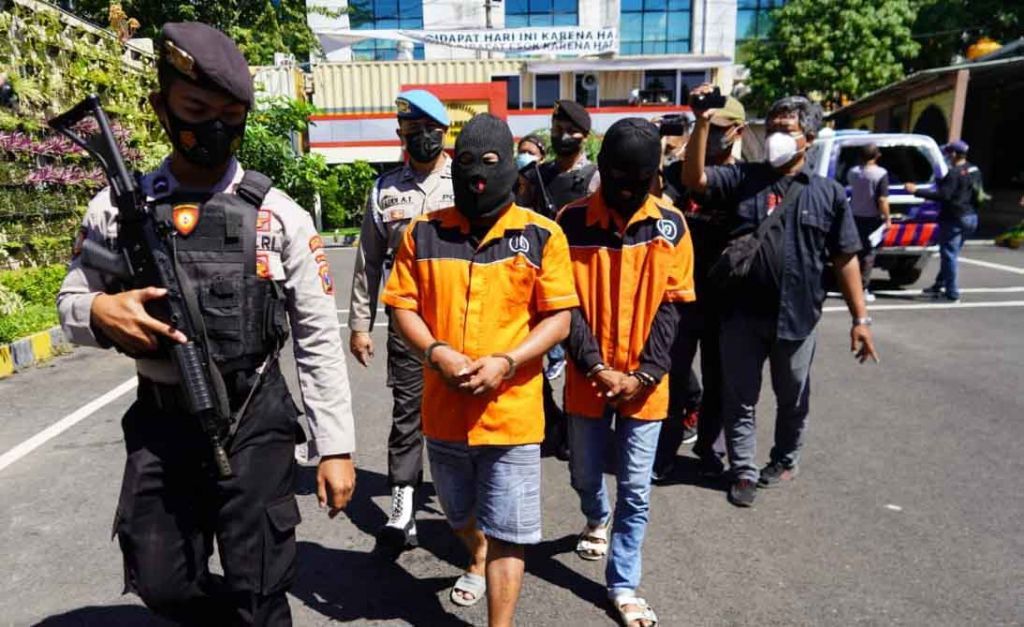 Dua orang yang terlibat keributan saat razia PPKM Darurat di Surabaya diamankan