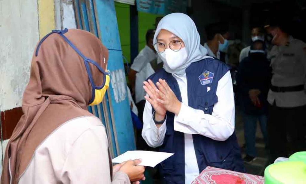 Bupati Ipuk Kembali Bagi Uang Tunai untuk PKL dan Warung Kecil di Banyuwangi