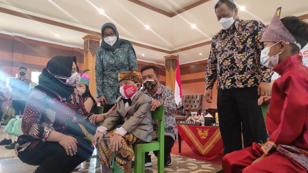 Wali Kota Mojokerto, Ika Puspitasari yang akrab disapa Ning Ita memberi kejutan spesial di Hari Anak Nasional (HAN) 2021