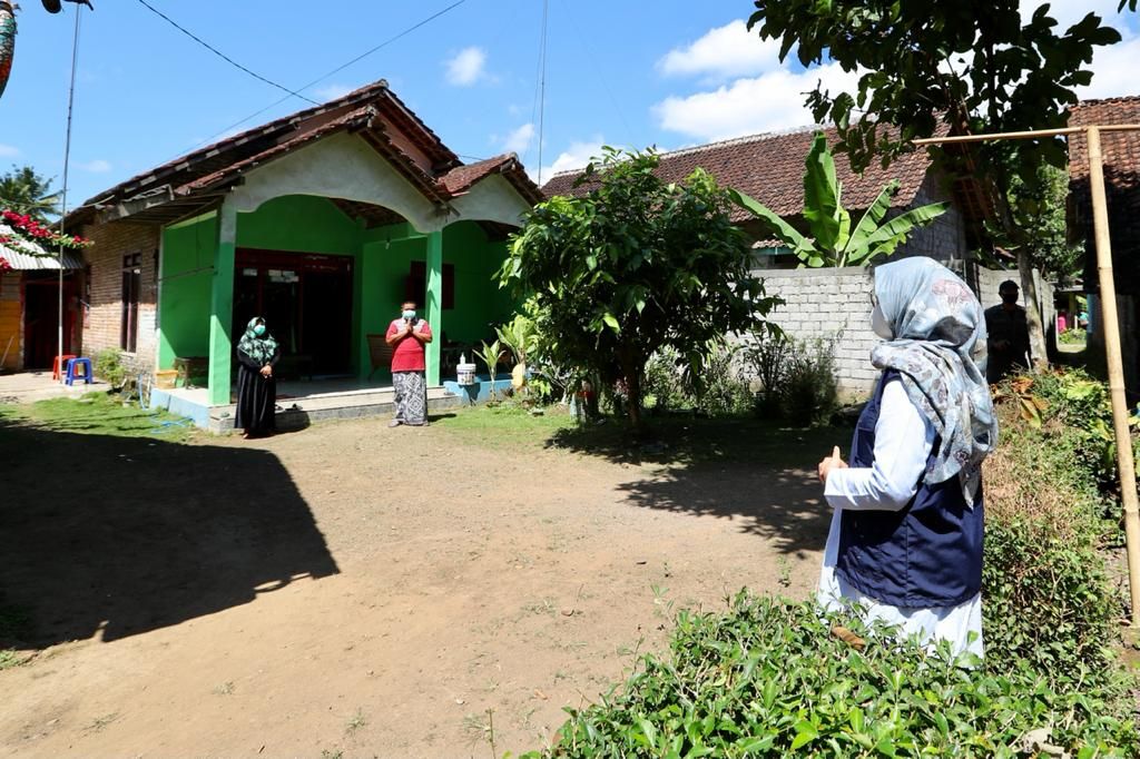 Bupati Banyuwangi Ipuk Fiestiandani saat memberi semangat kepada warga yang isoman di rumah