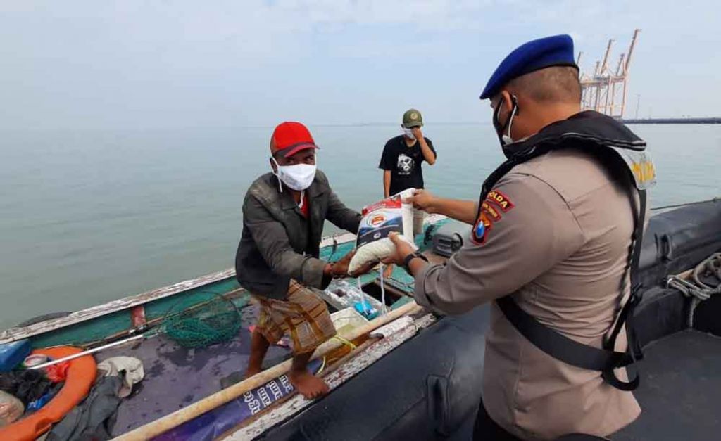 Polisi bagikan beras hingga masker ke Nelayan di Selat Madura (Foto istimewa)

