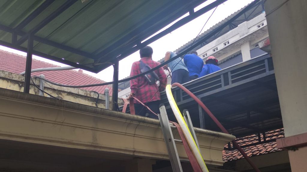 Petugas PMK padamkan api yang membakar gudang unit aset dan perbekalan RSUD Jombang