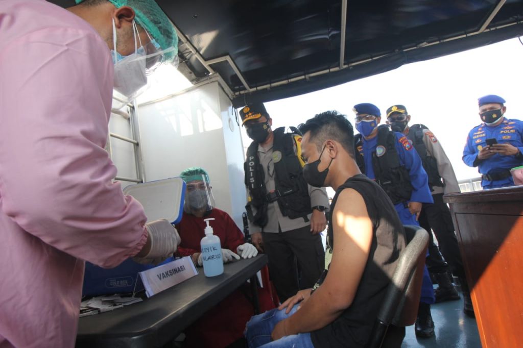 Kapolda Jatim, Irjen Pol Nico Afinta saat meninjau vaksinasi bagi nelayan dan warga pesisir Gresik