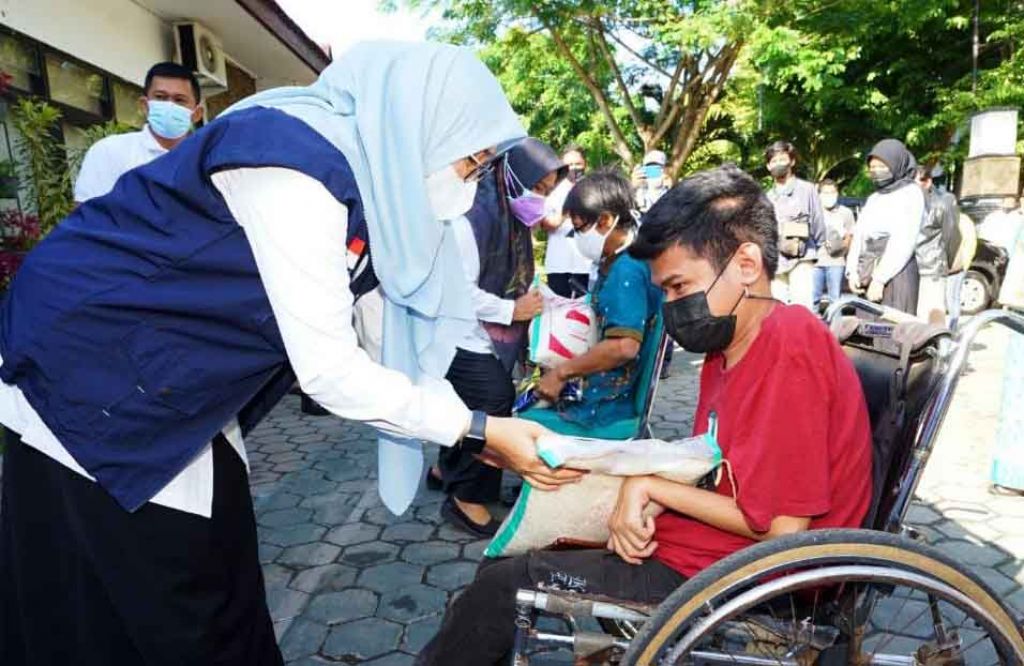 Bupati Ipuk berikan bantuan sembako