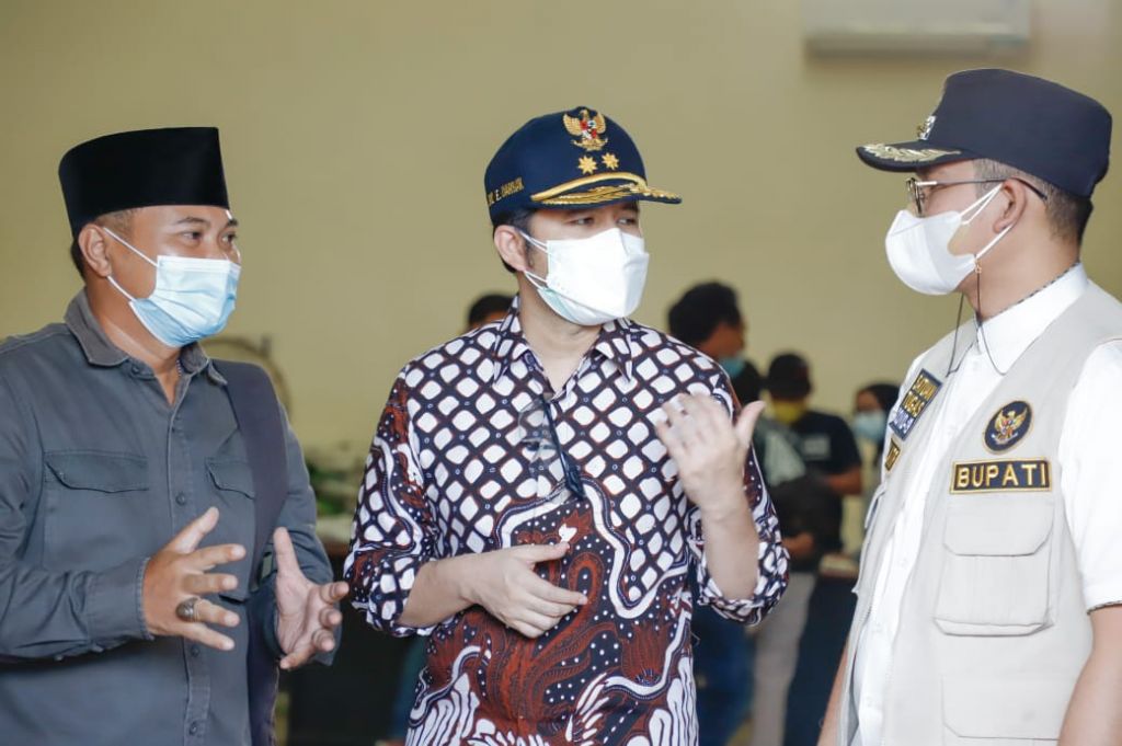Wakil Gubernur Jatim Emil Elestianto Dardak saat sidak beras bansos di Bangkalan, Madura