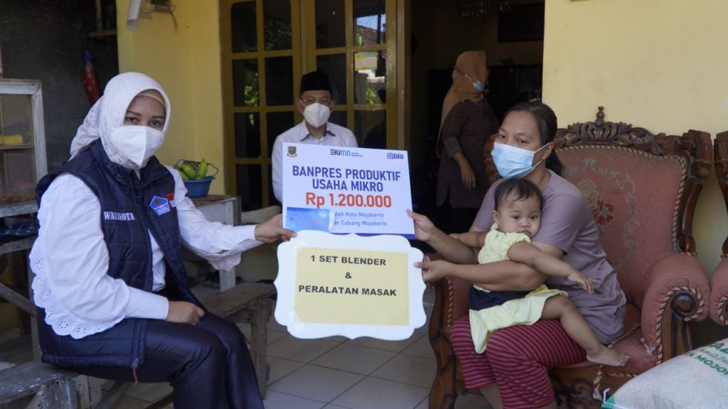 Wali Kota Mojokerto Ika Puspitasari saat salurkan BPUM