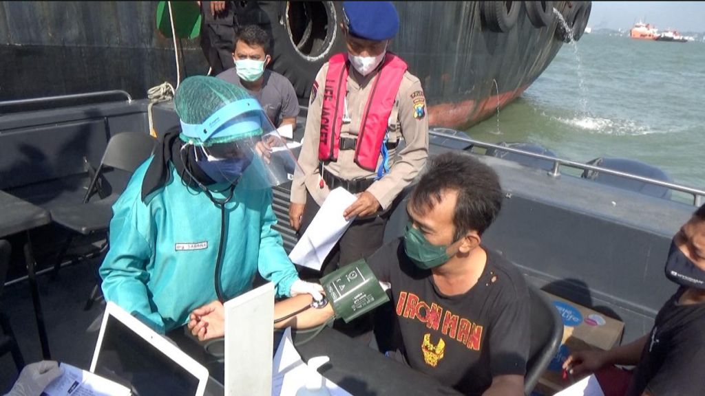 Vaksinasi ship to ship oleh Ditpolairud Polda Jatim.