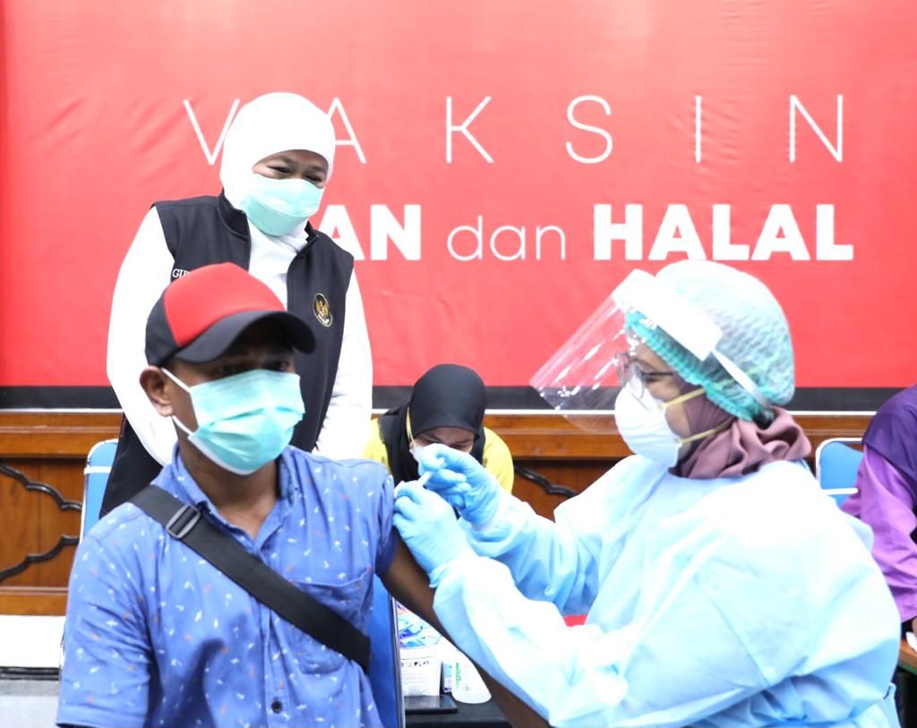 Gubernur Jawa Timur Khofifah Indar Parawansa meninjau vaksinasi warga NTT di Surabaya.