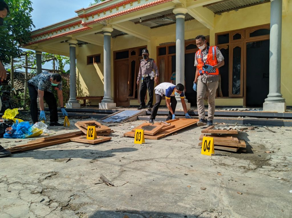 Rumah warga di Desa Sumoroto, rusak akibat ledakan balon udara di Ponorogo.