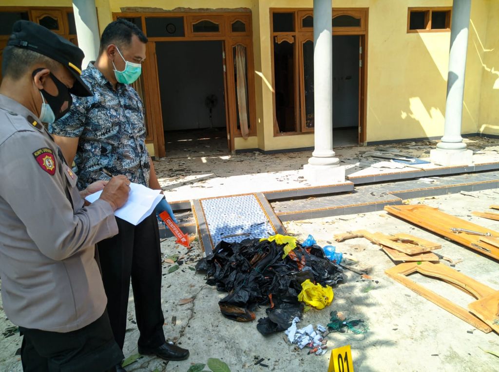 Polsek Sumoroto melakukan olah TKP ledakan balon udara di Kauman, Ponorogo.