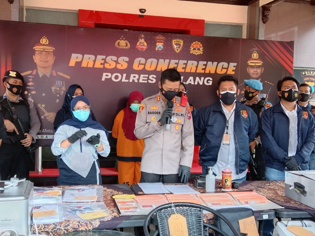 Kapolres Malang, AKBP Bagoes Wibisono memimpin konferensi pers. 