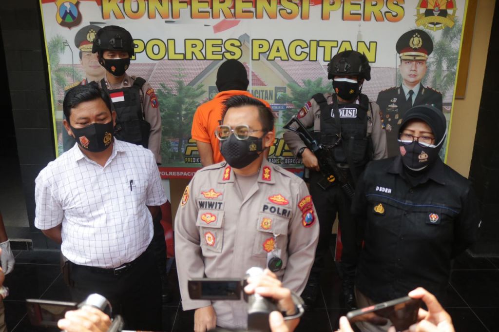 Kapolres Pacitan, AKBP Wiwit Ari Wibisono saat rilis kasus pembunuhan Dewi Sukma Anjani, Minggu (8/8/2021).