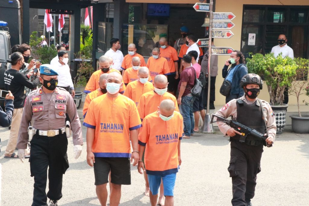 Para tersangka ledakan balon udara ketika rilis di Mapolres Ponorogo.