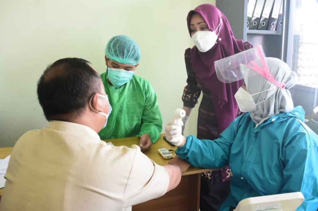 Tenaga Kesehatan di Mojokerto Mulai Divaksin Dosis 3