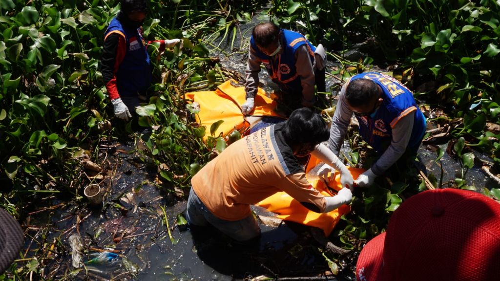 Temuan sesosok mayat di sungai Desa Kwedenkembar, Mojoanyar, Kabupaten Mojokerto.