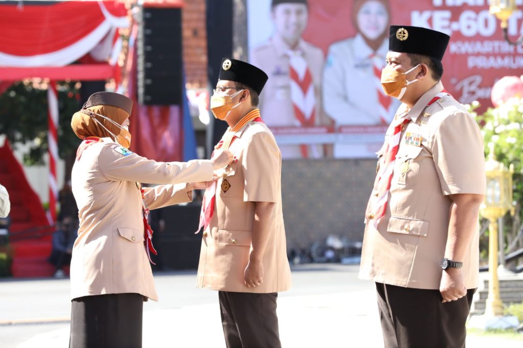 Gubernur Jatim, Khofifah Indar Parawansa menyematkan lencana di peringatan Hari Jadi ke-60 Gerakan Pramuka.