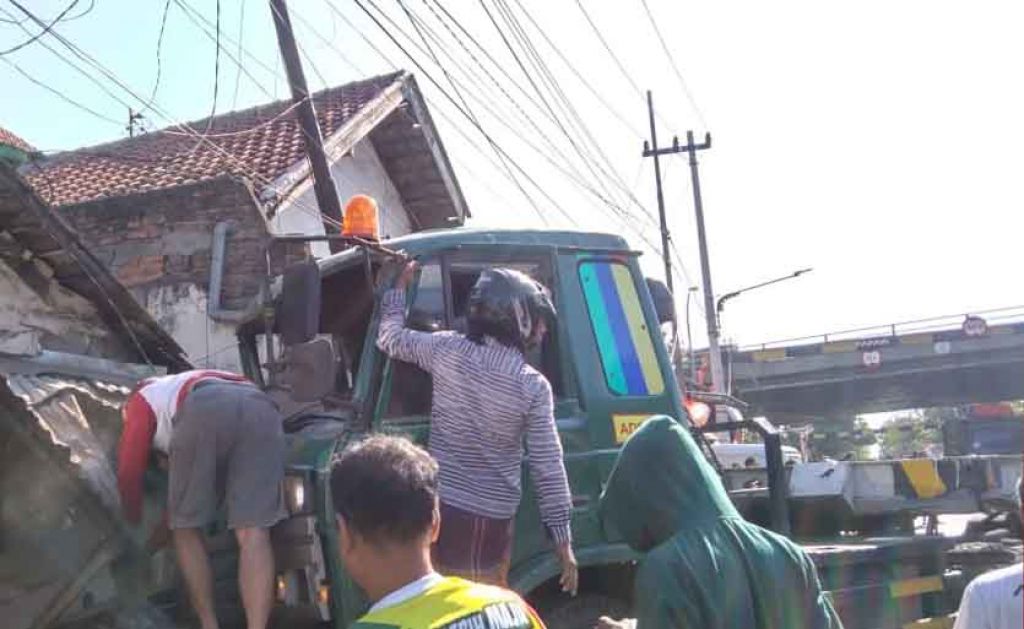 Truk trailer tabrak sebuah rumah di Surabaya