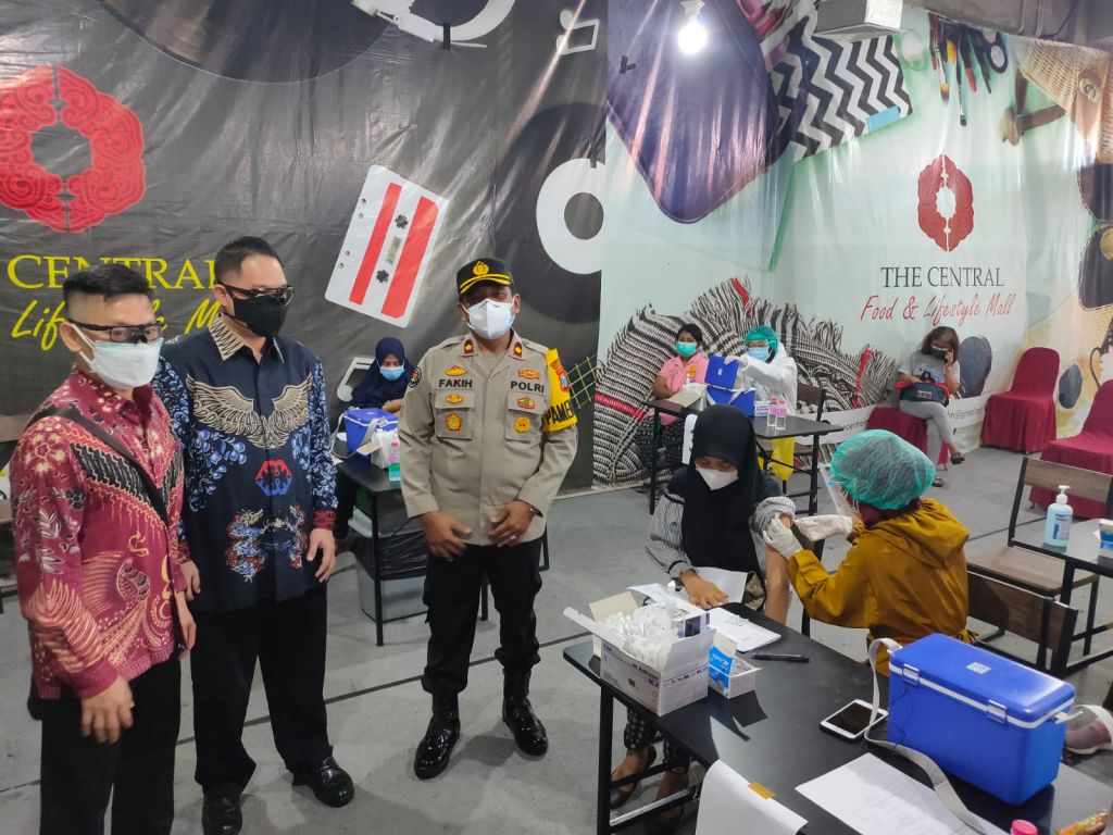 PT Warna-Warni dan Polrestabes Surabaya menggelar Vaksinasi Presisi Merdeka.